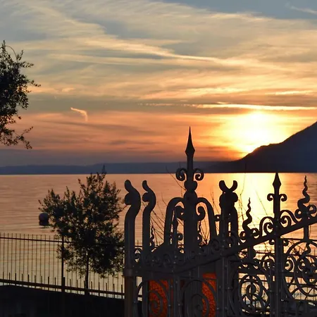 Torre - Atmosfera Romantica Гостевой дом Бренцоне-суль-Гарда